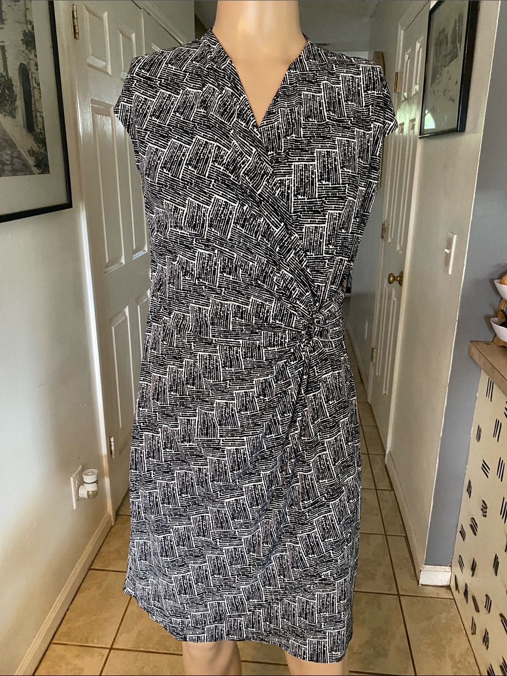 Tommy Bahama Black & White Twist-Front Midi Dress gb3